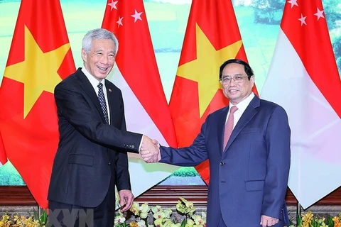 Thủ tướng Phạm Minh Chính và Thủ tướng nước Cộng hòa Singapore Lý Hiển Long. (Ảnh: Dương Giang/TTXVN) 