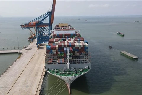 Siêu tàu container M/V OOCL SPAIN tại cảng Gemalink (cụm cảng Cái Mép-Thị Vải, thị xã Phú Mỹ, tỉnh Bà Rịa-Vũng Tàu). (Ảnh: Huỳnh Sơn/TTXVN) 