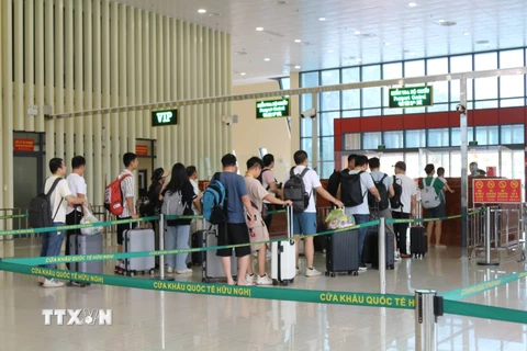 Công dân nước ngoài nhập cảnh bằng thị thực điện tử vào Việt Nam qua cửa khẩu quốc tế Hữu Nghị (Lạng Sơn). (Ảnh: Quang Duy/TTXVN)