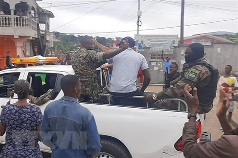 Lực lượng an ninh Gabon tuần tra trên đường phố thủ đô Libreville, sau khi một nhóm sỹ quan quân đội tuyên bố lên nắm quyền, ngày 30/8/2023. (Ảnh: AFP/TTXVN) 
