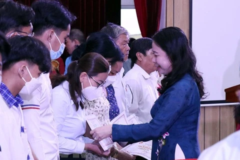 Phó Chủ tịch nước Võ Thị Ánh Xuân trao giấy chứng nhận danh hiệu 'Học không bao giờ cùng' cho các đại biểu được nhận học bổng. (Ảnh: Xuân Khu/TTXVN)