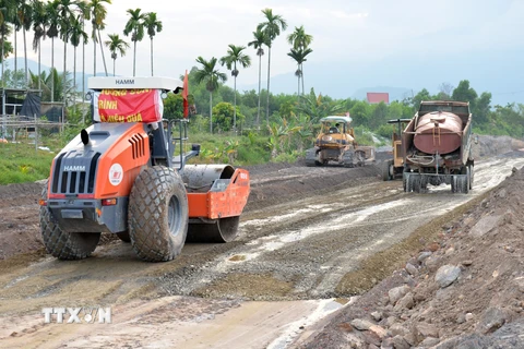 Phương tiện, máy móc triển khai thi công dự án Đường Vành đai phía Tây thành phố Đà Nẵng. (Ảnh: Quốc Dũng/TTXVN) 