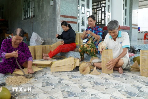 Người dân ở xã Hòa Long, huyện Lai Vung, tỉnh Đồng Tháp sản xuất lọp để phục vụ cho người đánh bắt thủy sản trong mùa nước nổi. (Ảnh: Nhựt An/TTXVN)
