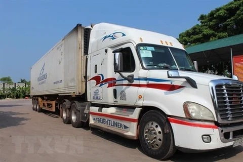 Phương tiện vận tải hàng hóa ra vào khu vực cửa khẩu Móng Cái. (Ảnh: TTXVN phát) 
