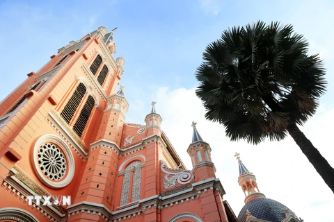 Nhà thờ Tân Định gần 150 năm tuổi mang phong cách kiến trúc Roman độc đáo. (Ảnh: Hồng Đạt/TTXVN) 