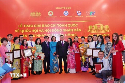 Chủ tịch Quốc hội Vương Đình Huệ, Tổng Giám đốc TTXVN Vũ Việt Trang chụp ảnh cùng các tác giả, nhóm tác giả của Thông tấn xã Việt Nam đoạt giải Diên Hồng lần thứ nhất năm 2023 (Ảnh: Hoàng Hiếu/TTXVN) 