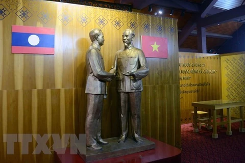 Bức tượng Chủ tịch Hồ Chí Minh và Chủ tịch nước Cộng hòa Dân chủ Nhân dân Lào Kaysone Phomvihane thể hiện mối quan hệ đặc biệt Việt Nam-Lào. (Ảnh: Quang Quyết/TTXVN) 