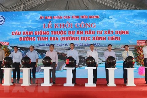 Các đại biểu phát lệnh khởi công xây dựng cầu Vàm Giồng, tỉnh Tiền Giang.(Ảnh: Minh Trí/TTXVN)