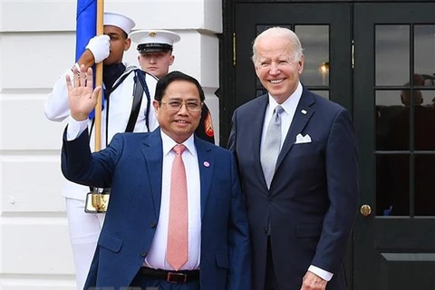 Tổng thống Hoa Kỳ Joseph Robinette Biden Jr. đón Thủ tướng Phạm Minh Chính trong khuôn khổ Hội nghị Cấp cao đặc biệt ASEAN-Hoa Kỳ tại thủ đô Washington DC, ngày 12/5/2023. (Ảnh: Dương Giang/TTXVN)