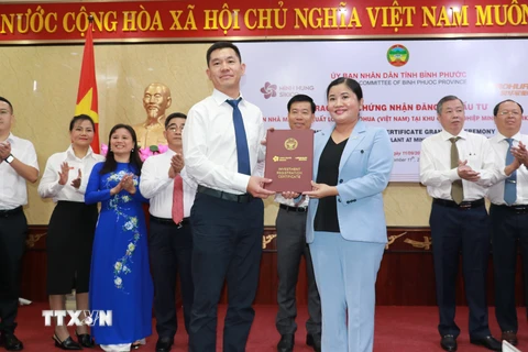 Chủ tịch Ủy ban Nhân dân tỉnh Bình Phước Trần Tuệ Hiền trao Giấy chứng nhận đầu tư cho Chủ tịch Công ty TNHH Shandong Haohua Tire. (Ảnh: Sỹ Tuyên/TTXVN)