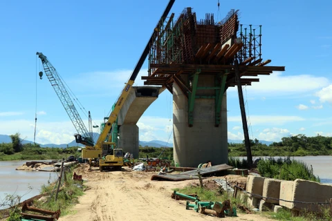 Cầu An Bình nằm trên địa bàn huyện Đại Lộc, tỉnh Quảng Nam, chuẩn bị hợp long. (Ảnh: Trần Tĩnh/TTXVN)