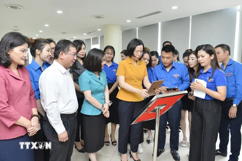 Tổng Giám đốc Thông tấn xã Việt Nam Vũ Việt Trang xem thông tin giới thiệu các Khu Di tích của TTXVN được tích hợp sẵn trong mã QR. (Ảnh: Minh Đức/TTXVN) 