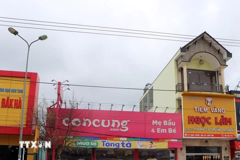 Khu vực hành lang suối tại tổ dân phố 4A, mặt tiền đường Hồ Chí Minh dài hơn 12 mét, vị trí đắc địa tại huyện Đăk Hà (Kon Tum), hiện cửa hàng Con Cưng thuê kinh doanh. Ảnh: Cao Nguyên-TTXVN 
