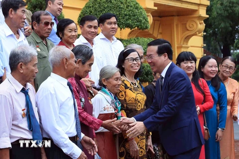 Chủ tịch nước Võ Văn Thưởng với Đoàn đại biểu Người có Công với Cách mạng của tỉnh Trà Vinh. (Ảnh: An Đăng/TTXVN) 