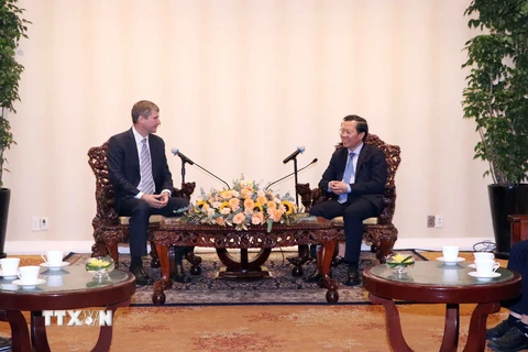 Chủ tịch Ủy ban Nhân dân Thành phố Hồ Chí Minh Phan Văn Mãi tiếp Giám đốc Điều hành Diễn đàn Kinh tế Thế giới (WEF) Jeremy Jurgens (trái). (Ảnh: Xuân Khu/TTXVN) 