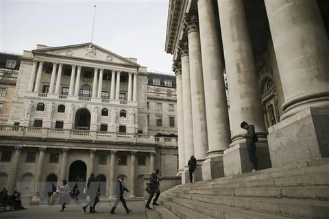 Quang cảnh bên ngoài trụ sở Ngân hàng Trung ương Anh (trái) ở London. (Ảnh: AFP/TTXVN) 