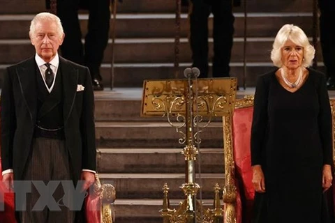 Vua Charles III và Hoàng hậu Camilla. (Ảnh: AFP/TTXVN) 