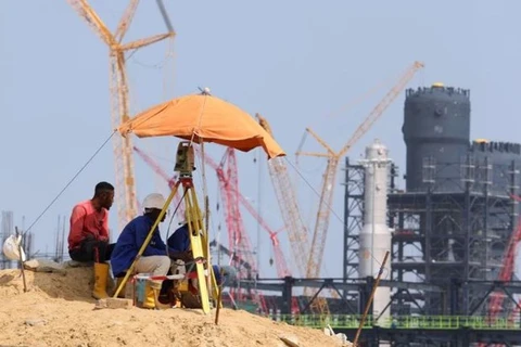 Công nhân làm việc tại một nhà máy lọc dầu của Tập đoàn Dangote (Nigeria). (Nguồn: Reuters)