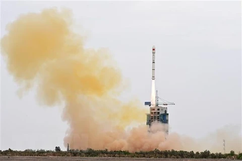 Một vụ phóng vệ tinh của Trung Quốc. (Ảnh: THX/TTXVN) 