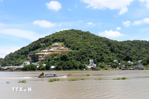 Thắng cảnh núi Tô Châu bên đầm Đông Hồ của thành phố Hà Tiên (Kiên Giang). (Ảnh: Lê Huy Hải/TTXVN)