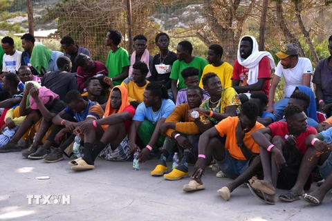 Người di cư trên đảo Lampedusa, Italy ngày 16/9/2023. (Nguồn: AFP/TTXVN)