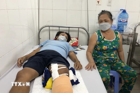 Anh Thái Văn H. đang được điều trị, theo dõi sức khỏe tại Bệnh viện Đa khoa tỉnh Bạc Liêu. (Ảnh: TTXVN phát)