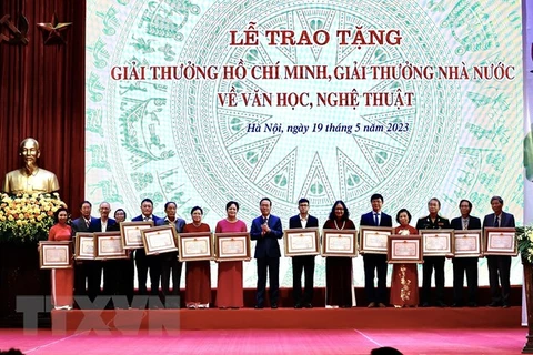 Chủ tịch nước Võ Văn Thưởng trao Giải thưởng Hồ Chí Minh cho tác giả, đại diện gia đình các tác giả. (Ảnh: Lâm Khánh/TTXVN) 