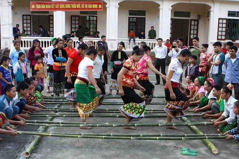 Bà con dân bản Chà Lấu, xã Nậm Giải (huyện Quế Phong, tỉnh Nghệ An) vui nhảy sạp tại Ngày hội Đại đoàn kết toàn dân tộc . (Ảnh: Thanh Tùng/TTXVN)