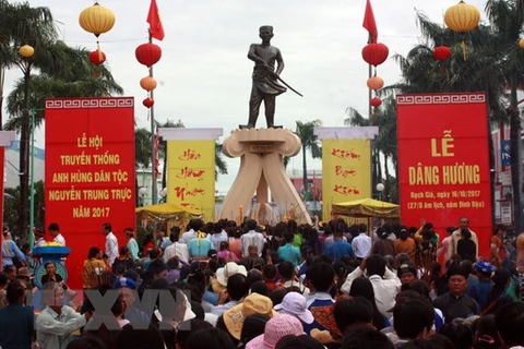 Đông đảo người dân đến dâng hương tưởng nhớ Anh hùng Dân tộc Nguyễn Trung Trực tại Kiên Giang. (Ảnh: Lê Sen/TTXVN)