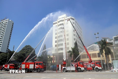Tình huống chữa cháy tại khách sạn Vân Hải, thành phố Hạ Long. (Ảnh: Đức Hiếu/TTXVN) 