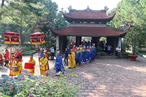 Lễ rước văn từ nhà thờ Tổ Chùa Côn Sơn sang Đền Nguyễn Trãi. (Ảnh: Mạnh Minh/TTXVN)