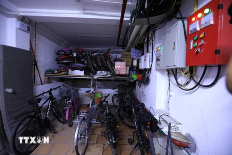 Rất nhiều xe đạp và vật dụng dễ bắt cháy để ngay dưới đường dây điện tại một chung cư quận Bắc Từ Liêm. (Ảnh: Tuấn Anh/TTXVN)