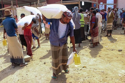 Người dân nhận hàng cứu trợ của Chương trình Lương thực Thế giới (WFP) tại tỉnh Hajjah, Yemen, ngày 22/1/2023. (Ảnh: AFP/TTXVN) 