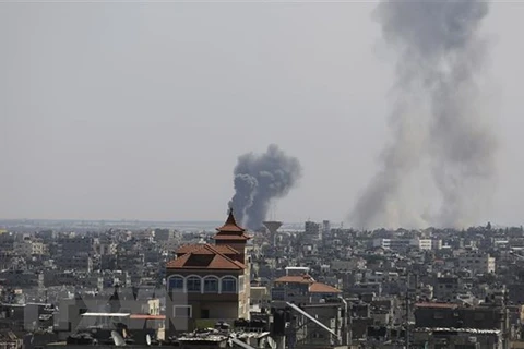 Khói bốc lên sau cuộc không kích của Israel xuống Dải Gaza ngày 7/10. (Ảnh: THX/TTXVN) 