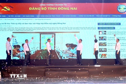 Lãnh đạo tỉnh Đồng Nai thực hiện nghi thức bấm nút ra mắt Cổng thông tin Điện tử Đảng bộ tỉnh. (Ảnh: TTXVN phát)