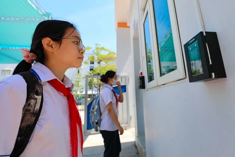 Giải pháp điểm danh điện tử của Trường THCS Phan Chu Trinh, quận Ba Đình giúp giáo viên nắm bắt được tình trạng điểm danh của lớp chủ nhiệm vào đầu buổi học ngay cả khi không đến trường và giảm bớt khối lượng công việc cho giáo viên. (Ảnh: Thanh Tùng/TTXV
