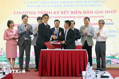 Lễ ký kết biên bản hợp tác tại Diễn đàn kết nối các doanh nghiệp hỗ trợ và doanh nghiệp đầu tư nước ngoài (FDI) tại thành phố Hải Phòng năm 2023. (Ảnh: Hoàng Ngọc/TTXVN) 