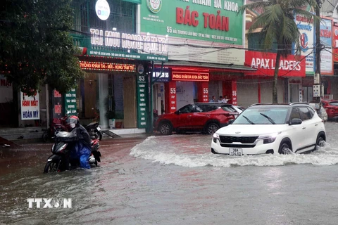 Nước ngập sâu tại đường Hải Thượng Lãn Ông (thành phố Hà Tĩnh) do mưa lớn. (Ảnh: Công Tường/TTXVN)