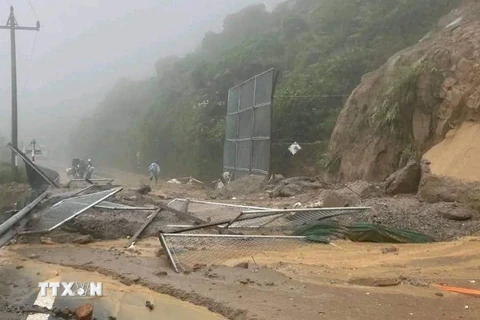 Chiều 13/10/2023, một đoạn taluy dương trên đèo Hải Vân (địa phận Đà Nẵng) đã bị sạt lở khiến hàng trăm khối đất đá tràn xuống đèo. (Ảnh: TTXVN phát) 