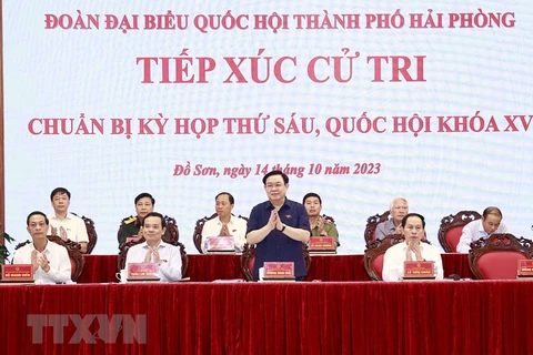 Chủ tịch Quốc hội Vương Đình Huệ cùng Đoàn đại biểu Quốc hội thành phố Hải Phòng tiếp xúc cử tri tại quận Đồ Sơn. (Ảnh: Doãn Tấn/TTXVN) 