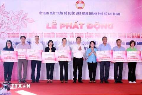 Phó Chủ tịch Ủy ban Nhân dân Trần Phước Lộc và Chủ tịch Ủy ban Mặt trận Tổ quốc Việt Nam Thành phố Hồ Chí Minh Trần Kim Yến trao tượng trưng kinh phí phương tiện sinh kế năm 2023 cho Ban Vận động Quỹ Vì người nghèo các quận, huyện và thành phố Thủ Đức. (Ả