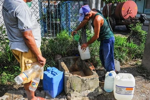 Người dân lấy nước sinh hoạt tại tỉnh Pinar del Rio, Cuba. (Ảnh: AFP/TTXVN) 