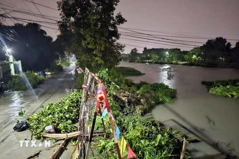 Hai cây cầu dân sinh bị cuốn trôi sau cơn mưa lớn vào tối qua tại thành phố Thuận An (Bình Dương). (Ảnh: TTXVN phát)