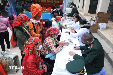 Lực lượng Bộ đội Biên phòng tỉnh Lạng Sơn khám, tư vấn, cấp thuốc miễn phí cho nhân dân 3 xã Cao Lâu, Xuất Lễ, Mẫu Sơn của huyện Cao Lộc tại Chương trình. (Ảnh: Anh Tuấn/TTXVN) 