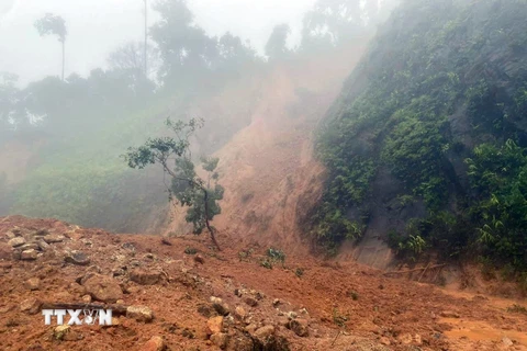 Sạt lở khối lượng lớn đất đá trên tuyến đường Hồ Chí Minh tại km 392 đoạn ngang qua xã A Roàng, huyện A Lưới, tỉnh Thừa Thiên-Huế. (Ảnh: TTXVN phát) 
