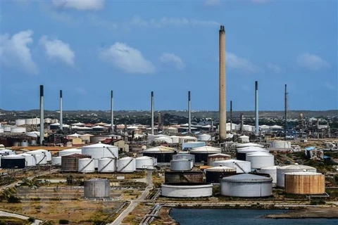 Nhà máy lọc dầu Isla ở Curacao, Venezuela. (Ảnh: AFP/TTXVN) 