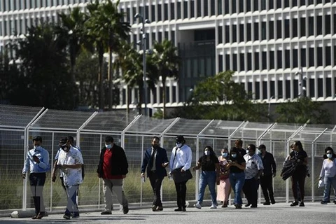 Người lao động xếp hàng chờ xin việc tại hội chợ việc làm ở bang California, Mỹ. (Ảnh: AFP/TTXVN) 