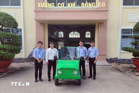 Nhóm sinh viên bên chiếc ôtô điện tự sáng chế. (Ảnh: Trung Kiên/TTXVN)
