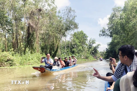 Đoàn khảo sát trải nghiệm tour du lịch sinh thái tại Khu Du lịch Mùa Xuân, tỉnh Hậu Giang. (Ảnh: Mỹ Phương/TTXVN)