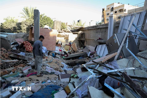 Những tòa nhà bị phá hủy sau cuộc không kích của Israel xuống thành phố Khan Younis ở Dải Gaza, ngày 21/10/2023. (Ảnh: THX/TTXVN) 